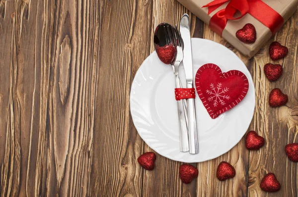Tablo Sevgililer günü kutlama için ayarla. Kırmızı kalpli ahşap yer ayarı .