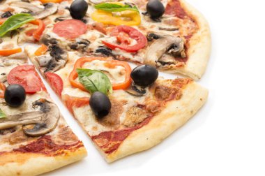 Jambonlu, biberli ve zeytinli pizza