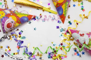 Karnaval parti için tebrik kartı. şapka ve beyaz zemin üzerine mumlar.