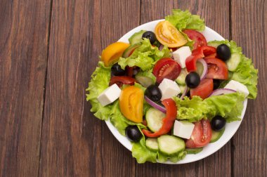 Taze sebze salatası beyaz arkaplanda izole edilmiş.