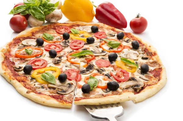 Jambonlu, biberli ve zeytinli pizza