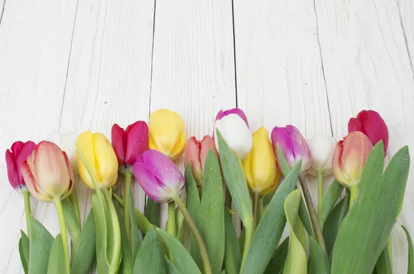 Paskalya dekorasyon rustik ahşap gemide Lale buketi