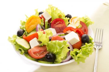 Taze sebze salatası beyaz arkaplanda izole edilmiş.