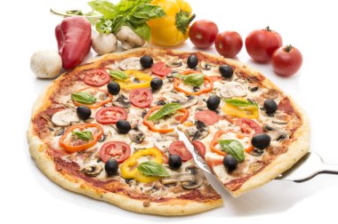 Jambonlu, biberli ve zeytinli pizza