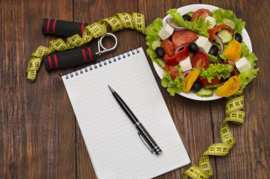 Halter, sebze salatası ve rustik ahşap masa kasette ölçme.