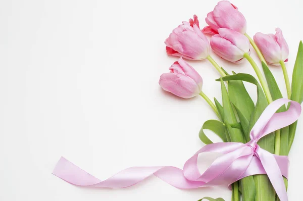 Ramo de tulipanes rosados sobre blanco — Foto de Stock