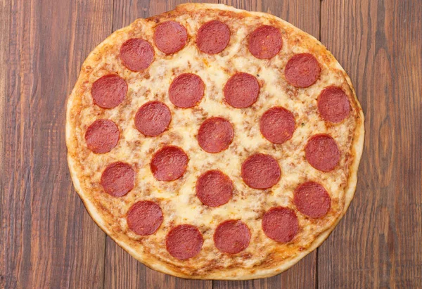 pepperoni pizza, beyaz zemin üzerine izole