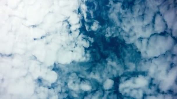 4k Taym tours ciel diurne avec des nuages duveteux 