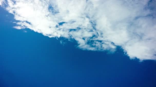 4k Taym tours ciel diurne avec des nuages duveteux 