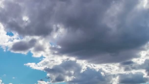 4k Taym gira cielo diurno con soffici nuvole — Video Stock