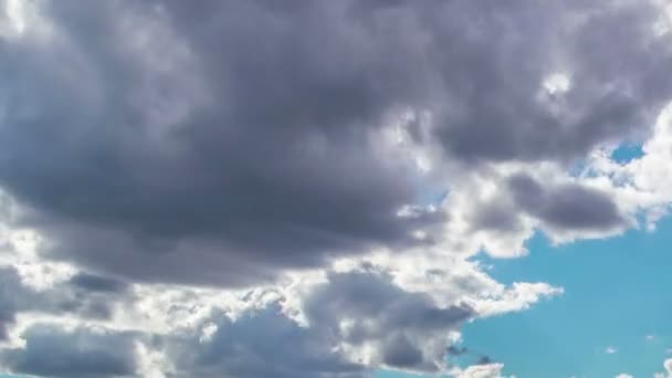 4k taym überrundet Tageshimmel mit flauschigen Wolken — Stockvideo