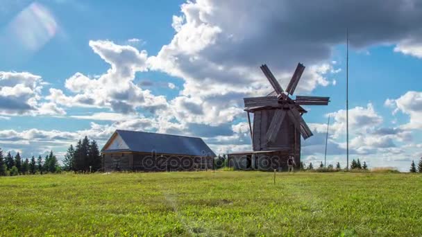 Zonnige bewolkt weer Windmill windmolen — Stockvideo