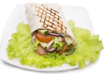 Shawarmas marul üzerinde beyaz bir arka plan izole