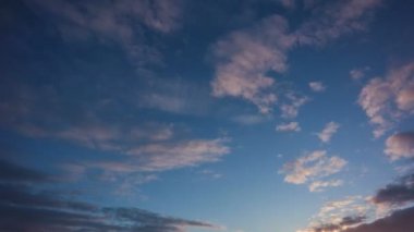 4 k Taym tur gündüz gökyüzü kabarık bulutlar ile