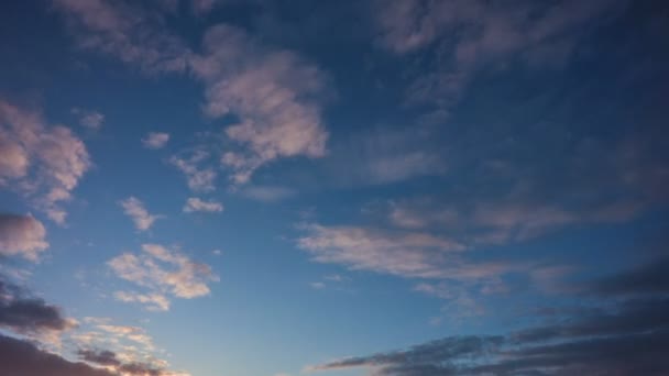 4k Taym aprovecha el cielo diurno con nubes esponjosas — Vídeos de Stock