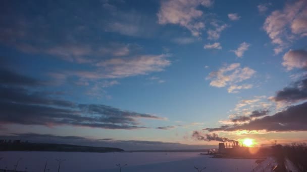 4k taym überrundet Tageshimmel mit flauschigen Wolken — Stockvideo