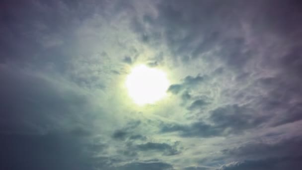 4k taym überrundet Tageshimmel mit flauschigen Wolken — Stockvideo