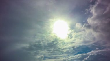 4 k Taym tur gündüz gökyüzü kabarık bulutlar ile