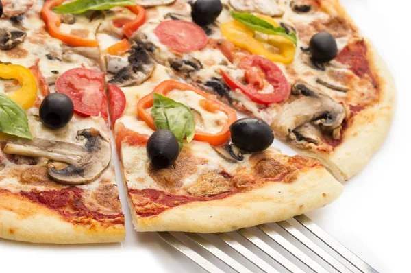 Pizza met ham, peper en olijven — Stockfoto