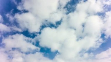 4 k Taym tur gündüz gökyüzü kabarık bulutlar ile