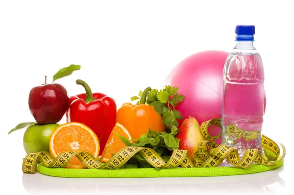 Fitness Ekipmanları ve sağlıklı gıda üzerine beyaz izole