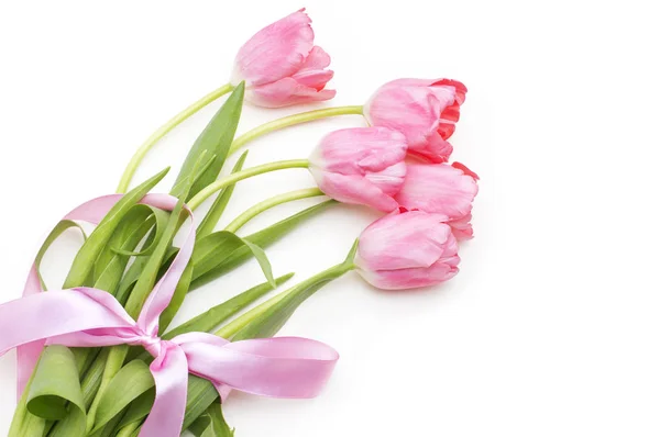 Ramo de tulipanes rosados sobre blanco — Foto de Stock