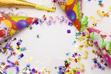 Karnaval parti için tebrik kartı. şapka ve beyaz zemin üzerine mumlar.