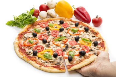 Jambonlu, biberli ve zeytinli pizza