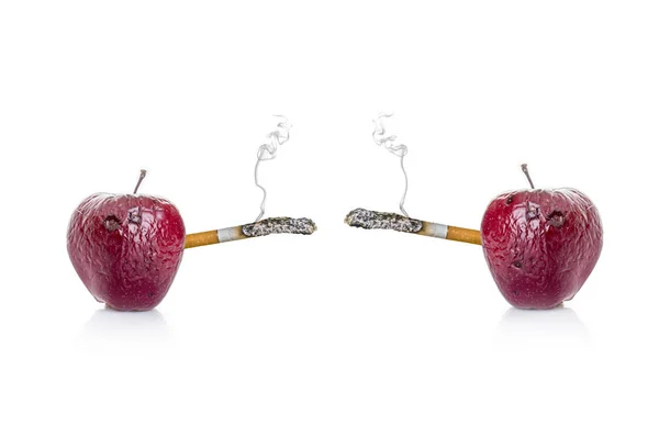 Pomme pourrie avec une cigarette, le concept de mal à fumer — Photo