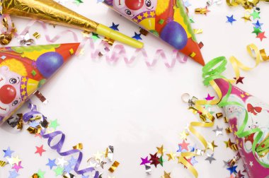 Karnaval parti için tebrik kartı. şapka ve beyaz zemin üzerine mumlar.