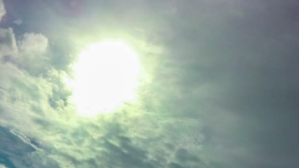 Flugzeug fliegt durch sonnigen Tag blauen Himmel. — Stockvideo