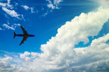 Arka planı bulutlar gökyüzünde uçak uçar