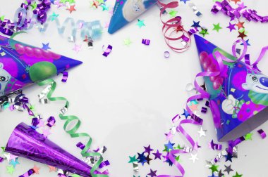 Karnaval parti için tebrik kartı. şapka ve beyaz zemin üzerine mumlar.