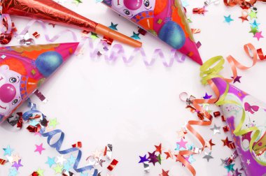 Karnaval parti için tebrik kartı. şapka ve beyaz zemin üzerine mumlar.