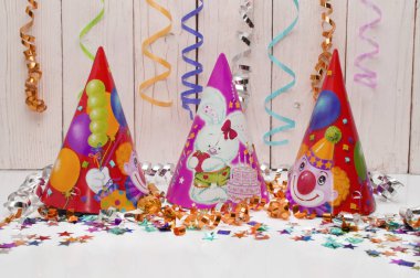 Karnaval parti için tebrik kartı. şapka ve beyaz zemin üzerine mumlar.