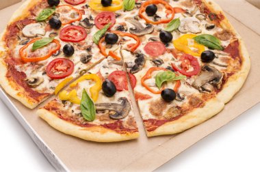 Jambonlu, biberli ve zeytinli pizza