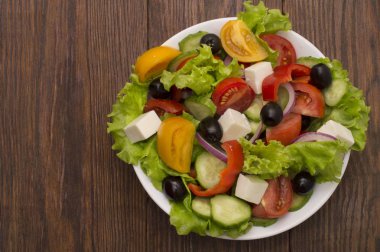 Taze sebze salatası beyaz arkaplanda izole edilmiş.