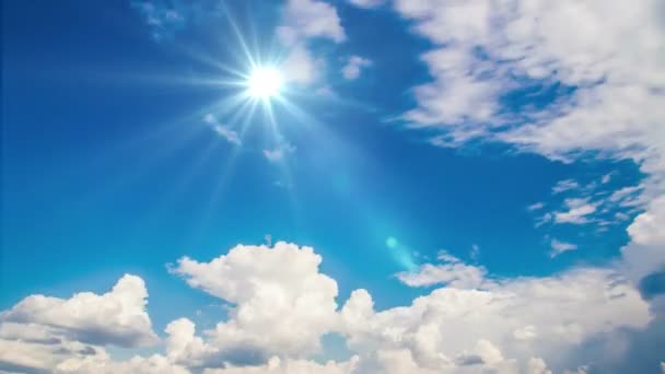 Μύγα αεροπλάνο από ηλιόλουστη μέρα μπλε ουρανό. — Αρχείο Βίντεο