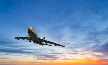 Arka planı bulutlar gökyüzünde uçak uçar