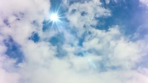 Güneşli gün mavi gökyüzü tarafından uçak sinek. — Stok video