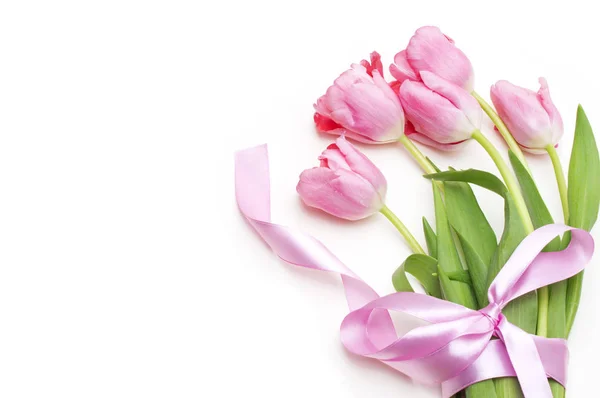 En haug med rosa tulipaner på hvit – stockfoto