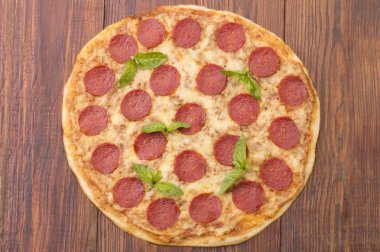 pepperoni pizza, beyaz zemin üzerine izole