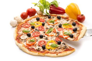 Jambonlu, biberli ve zeytinli pizza