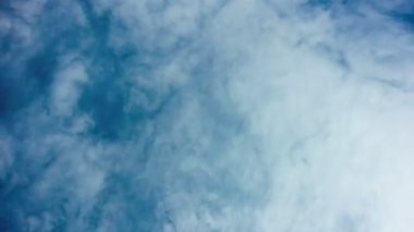 4 k Taym tur gündüz gökyüzü kabarık bulutlar ile