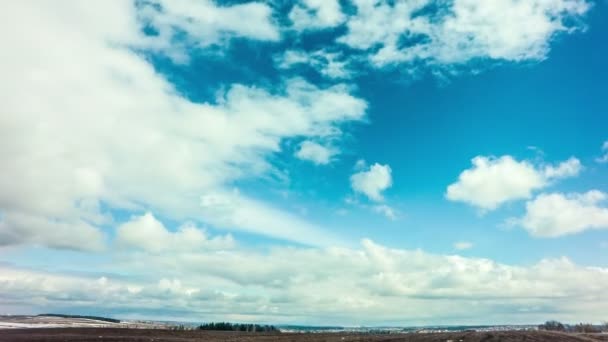 4k Taym кружит дневное небо с пушистыми облаками — стоковое видео