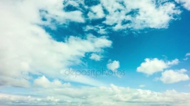 4 k Taym tur gündüz gökyüzü kabarık bulutlar ile