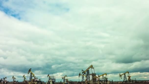 Bombas de aceite de trabajo en el cielo azul lapso de tiempo — Vídeo de stock