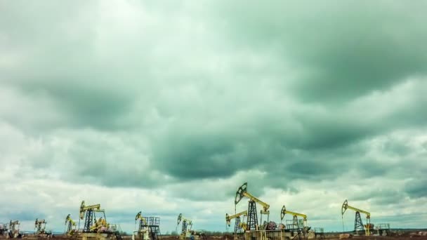 Робочі нафтові насоси на проміжку часу блакитного неба — стокове відео