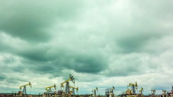 Pompes à huile de travail au ciel bleu time lapse — Video