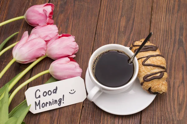 Tasse Kaffee, Tulpen und Guten Morgen — Stockfoto